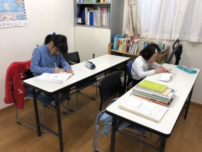 小学低学年の学習風景