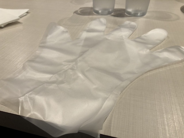 ビュッフェには手袋・マスク着用