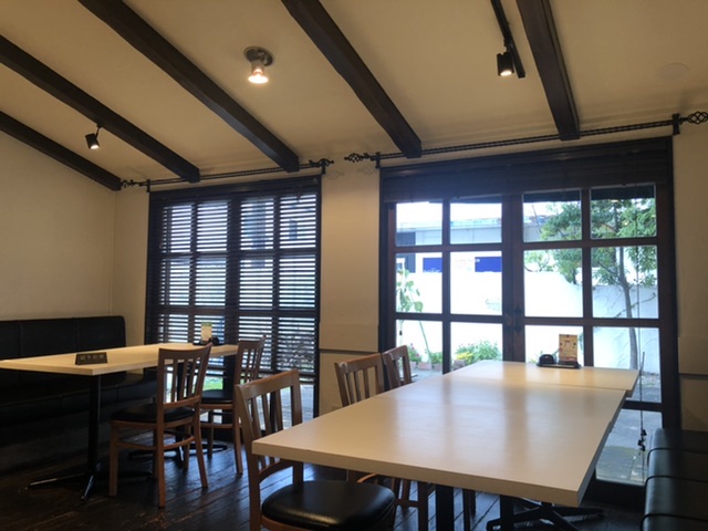 テーブルの間隔は広め