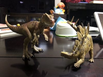 シュライヒの恐竜たち（アロサウルスとステゴサウルス）
