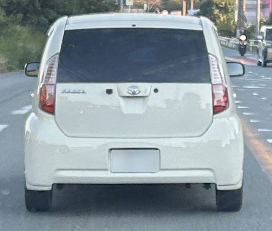 ポムポムプリンのようなカラーリングの車