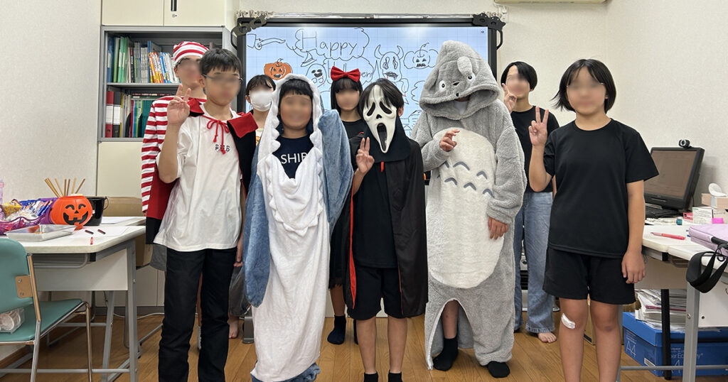 高学年クラスのハロウィン・チーム戦の様子